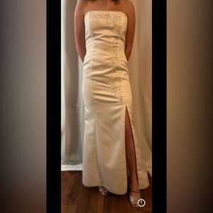 Beautiful wedding dress!!